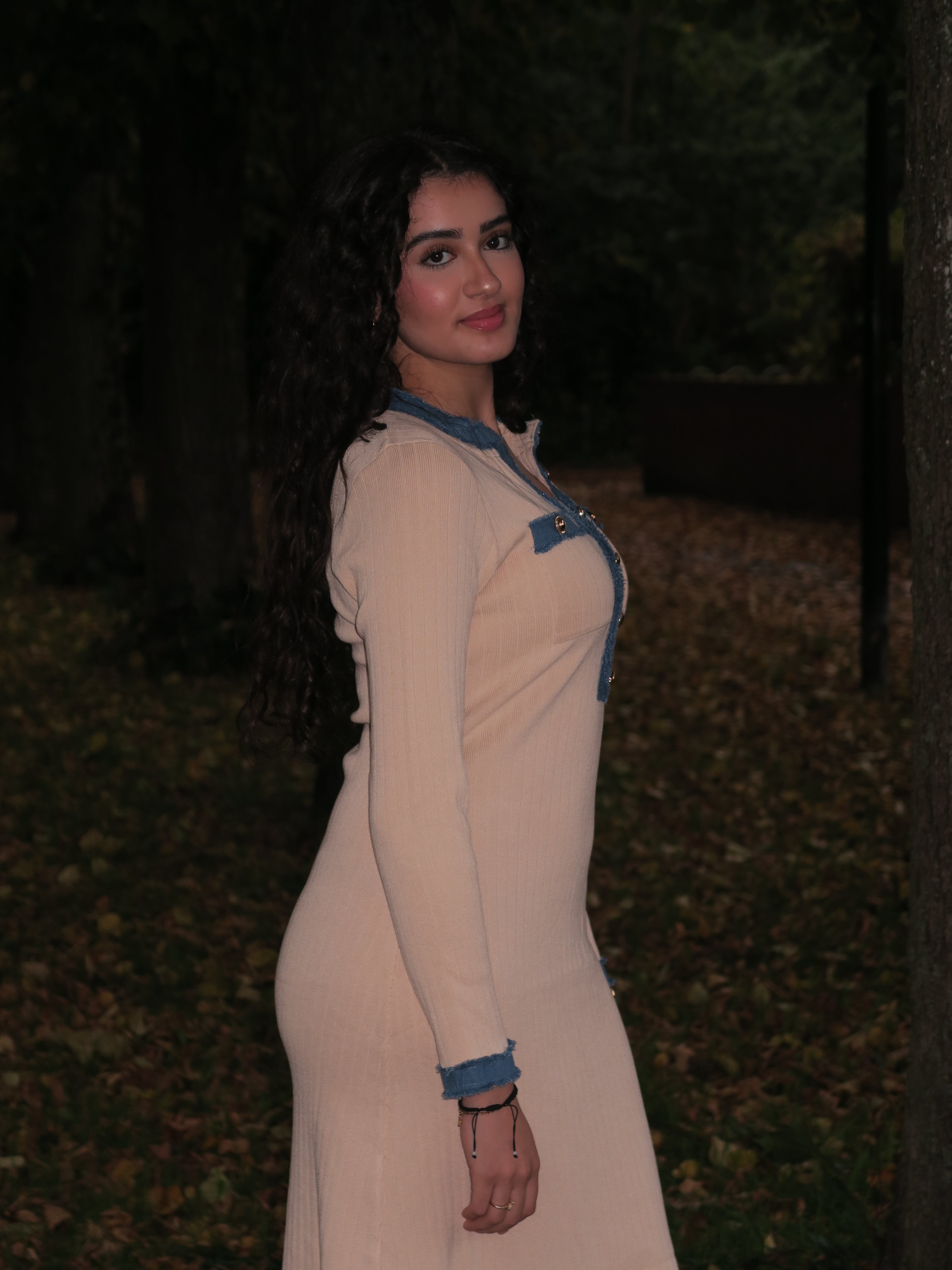 Le Swan maxi dress met denim details, gefotografeerd in natuurlijke setting