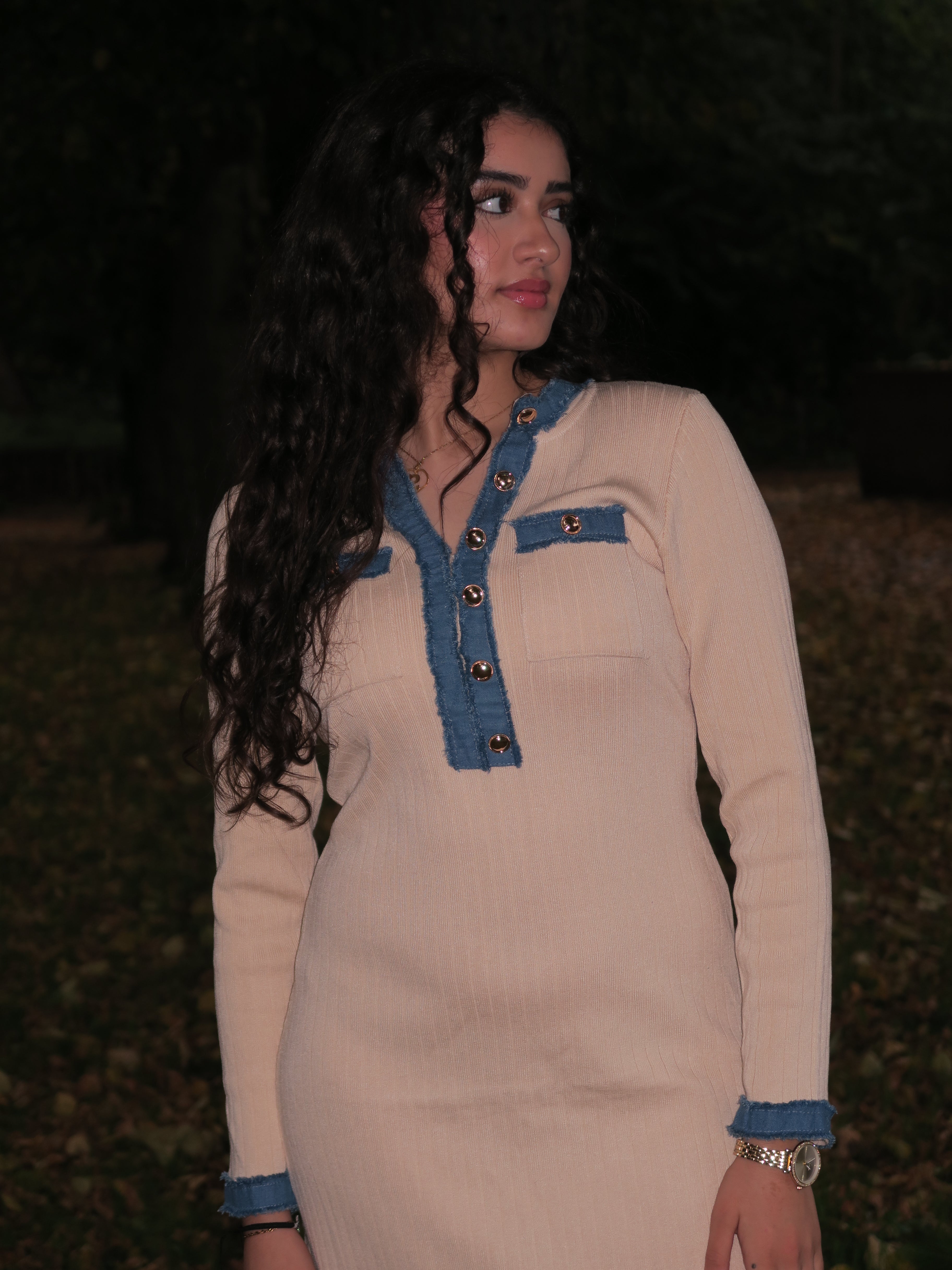 Model poseert in beige denim-detail jurk tussen bomen – Le Swan Amsterdam