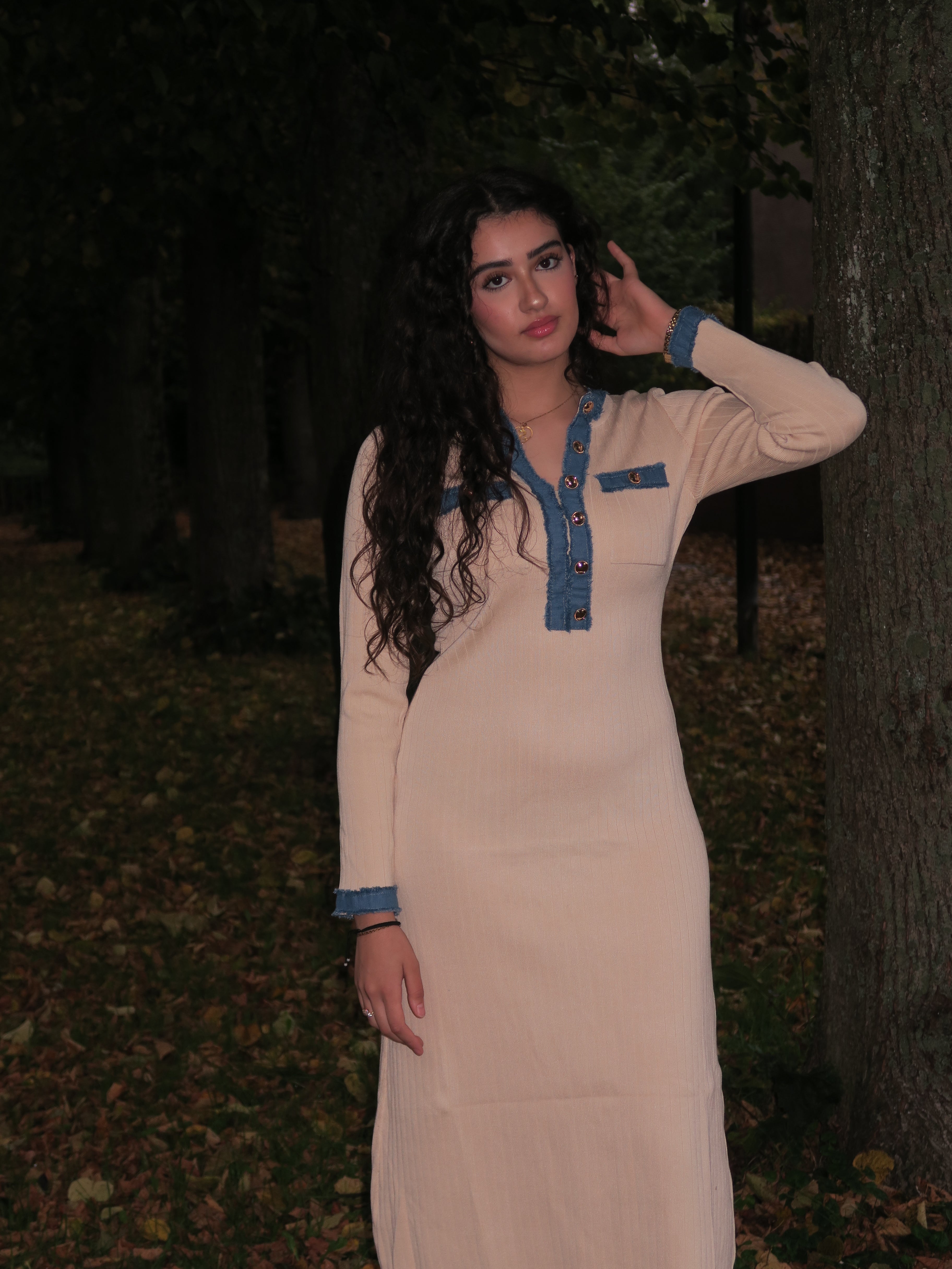 Beige lange jurk met denim kraag en manchetten – Le Swan modest essentials