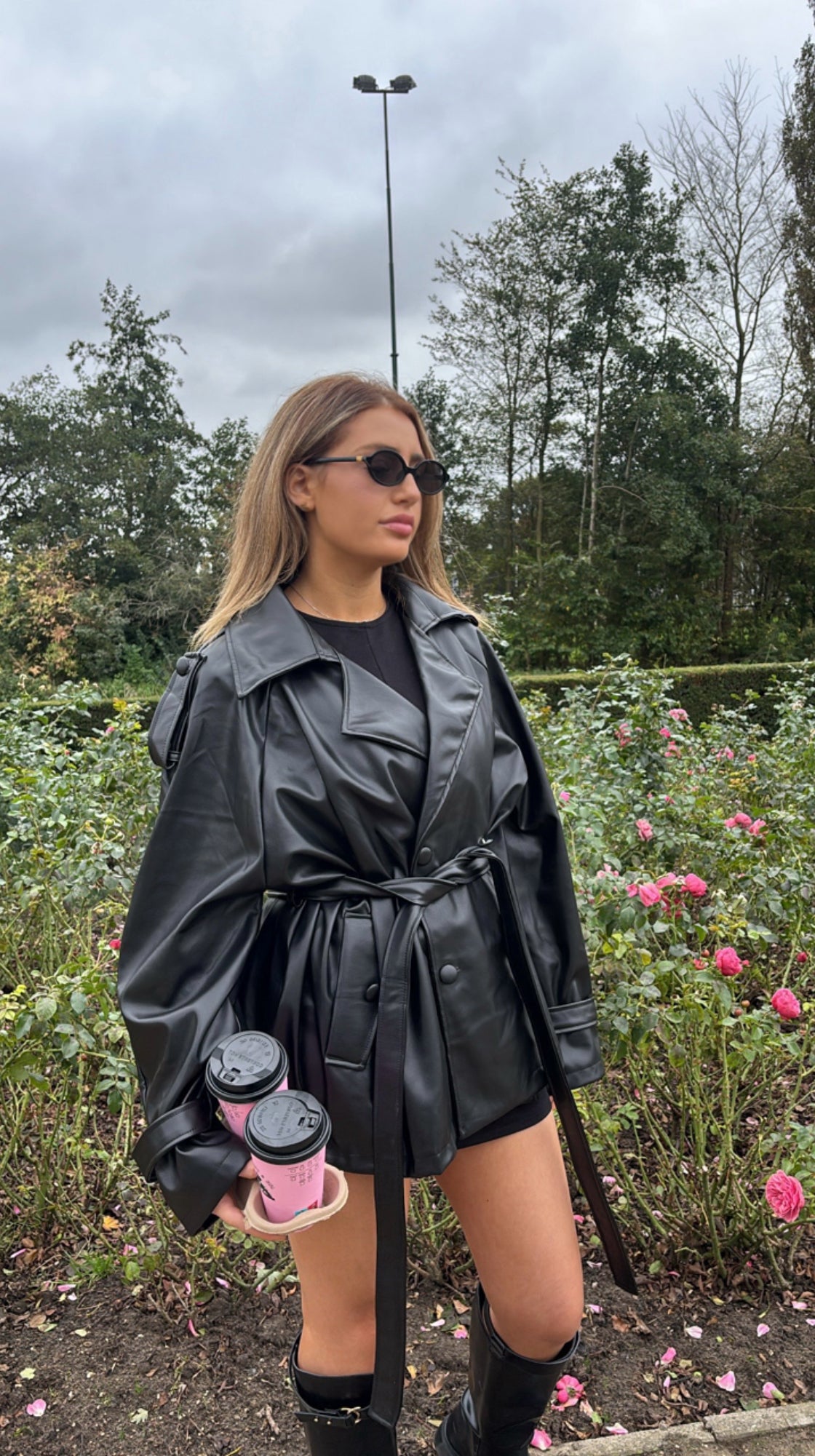 Le Swan oversized leren jas met ceintuur – moderne minimalistische stijl