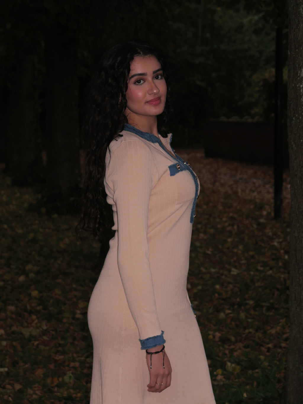 Le Swan maxi dress met denim details, gefotografeerd in natuurlijke setting