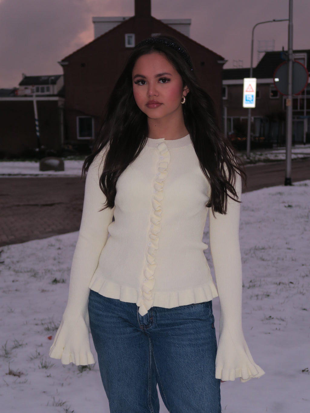 Aansluitende dames knit trui met ruffle detail aan de voorkant