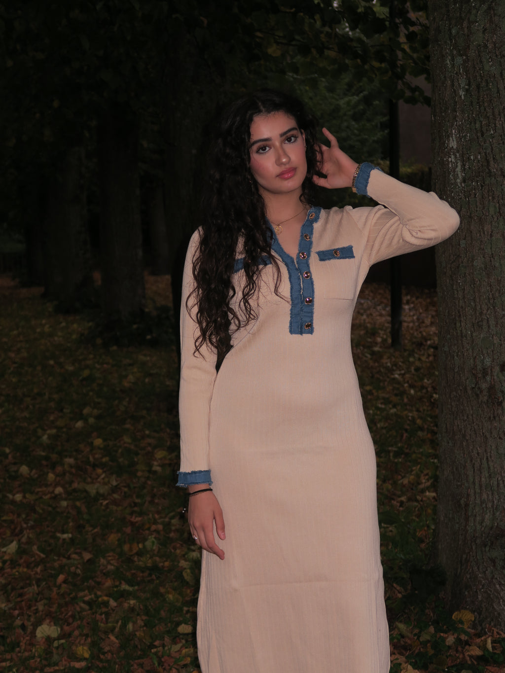 Beige lange jurk met denim kraag en manchetten – Le Swan modest essentials