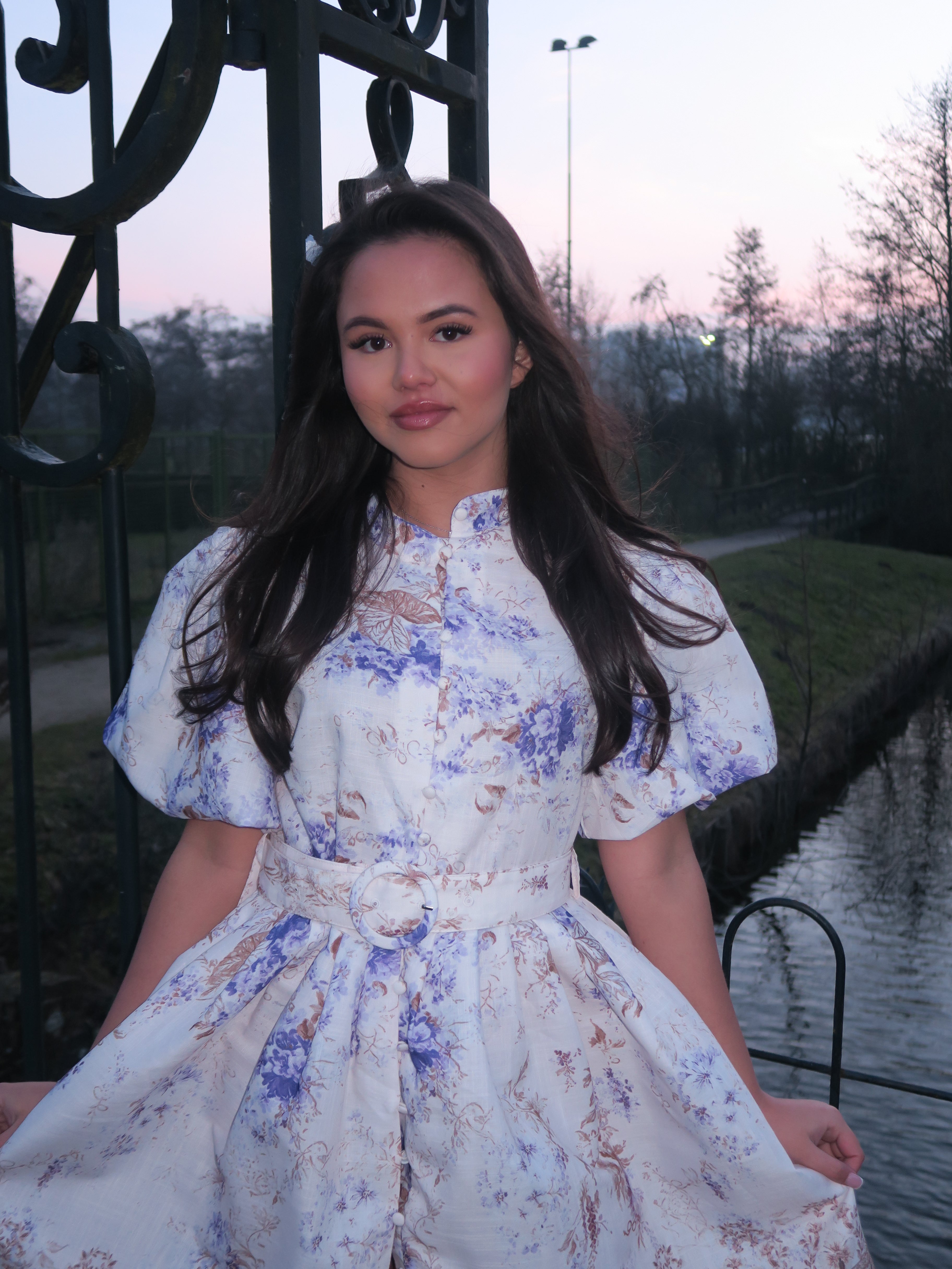 Romantische lavender mini jurk met flowy pasvorm, geïnspireerd op Zimmermann
