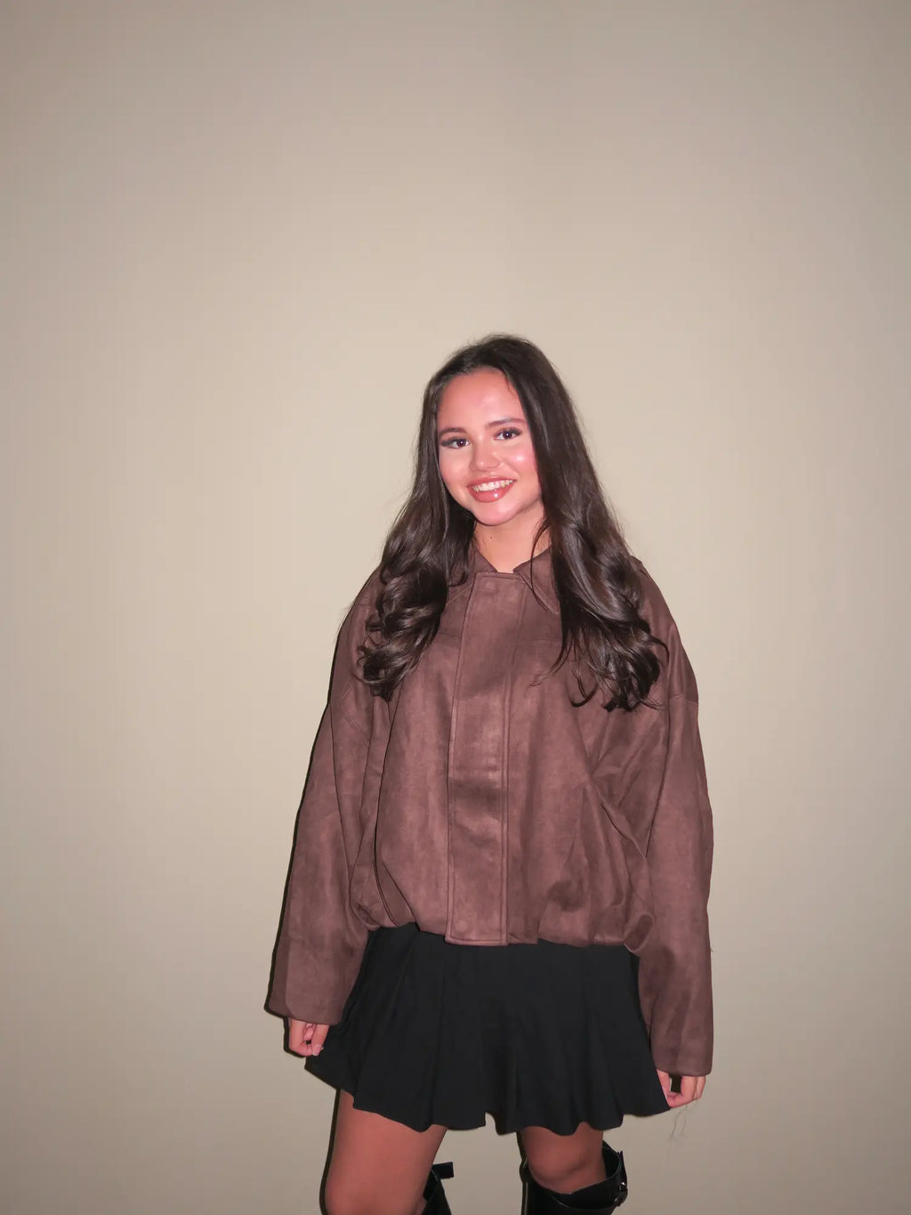 Dames suède jas in bruine kleur met oversized pasvorm, minimalistische stijl