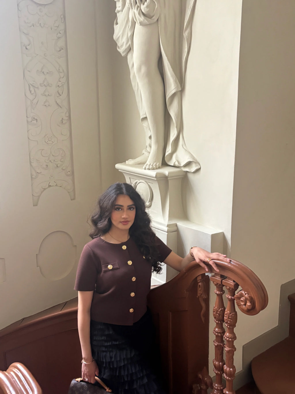 Knoopsluiting van minimal elegante cardigan