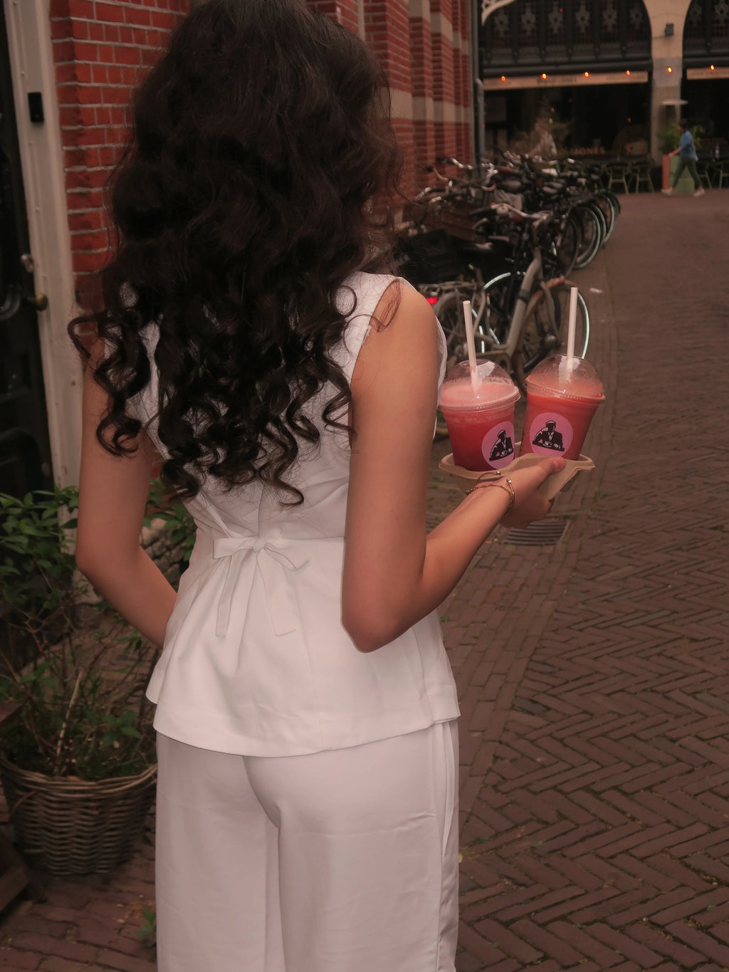 Tweedelige set gedragen met minimalistische pasvorm wit