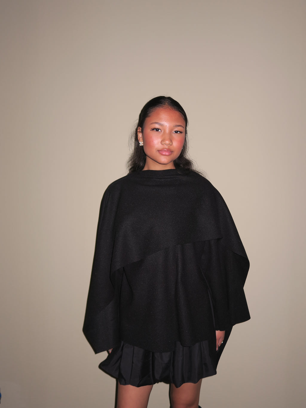 Swan Cape Coat zwart back view – minimalistische premium outerwear